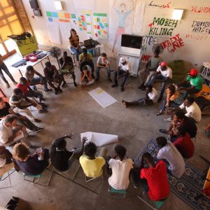 En mars 2018 Bibliotheques Sans Frontieres installe sa premiere Ideas Box en Sicile en partenariat avec le ministere de la Culture et la mairie de Palerme. L?objectif ? Travailler avec differents acteurs locaux pour favoriser l?integration des jeunes exiles ; les outils numeriques jeux de societe et livres selectionnes de l?Ideas Box permettent l?apprentissage de l?italien ou l?ecriture de lettres de motivation par exemple.